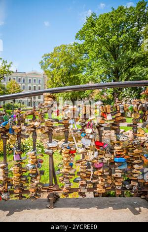 Vorhängeschlösser auf der Brücke in Riga Stockfoto