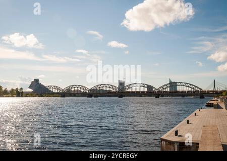 Blick auf die Eisenbahnbrücke über den Fluss Daugava in Riga Stockfoto