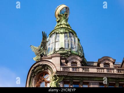 Glaskuppel des berühmten Zinger-Hauses auf dem Newski-Prospekt in Sankt Petersburg Stockfoto