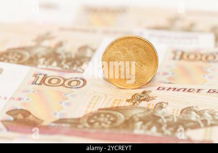 Russische Währung, Rubel: Banknoten und Münzen hautnah Stockfoto