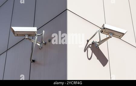 Überwachungskameras an der Ecke des Gebäudes montiert Stockfoto