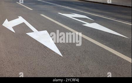 Straße mit weiße Markierung Linien und Bewegungsrichtung auf asphalt Stockfoto