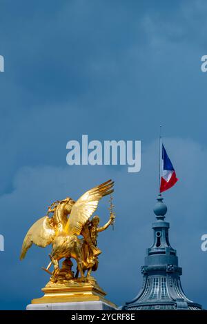 Säule mit der Figurengruppe „Fama des Agriculturists“ auf der Brücke Pont Alexandre III über die seine, dahinter die Kuppel des Grand Pala Stockfoto