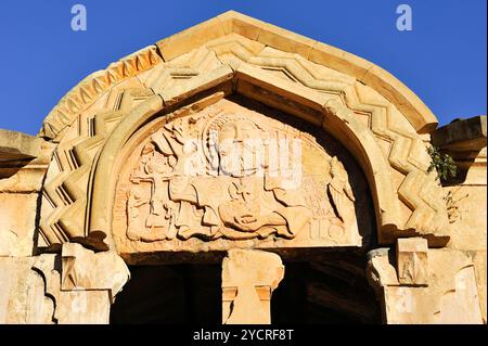 Oberes Relief der Kirche Surb Karapet (St. Johannes der Täufer) mit einer auffälligen Darstellung Gottes Vater, Noravank Kloster, nahe Yeghegnadzor, Armenien Stockfoto