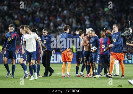 Die Spieler des FC Barcelona feiern nach dem Gewinn der UEFA Champions League, der Ligaperiode und des Fußballspiels am 3. Spieltag zwischen dem FC Barcelona und dem Bayern München am 23. Oktober 2024 im Estadi Olimpic Lluis Companys in Barcelona Stockfoto