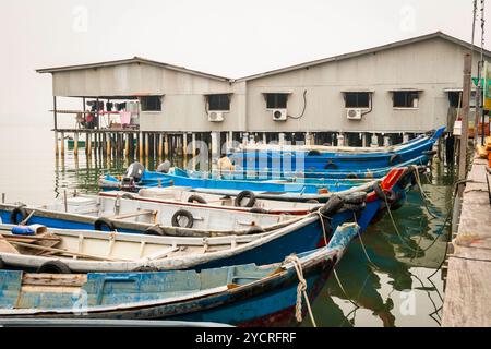 Steg mit Wohnhäusern und Boote in Georgetown, Penang, Malaysia Stockfoto