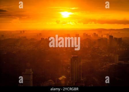 Idyllische Aussicht auf Kuala Lumpur Stadtbild bei Sonnenuntergang, Malaysia Stockfoto