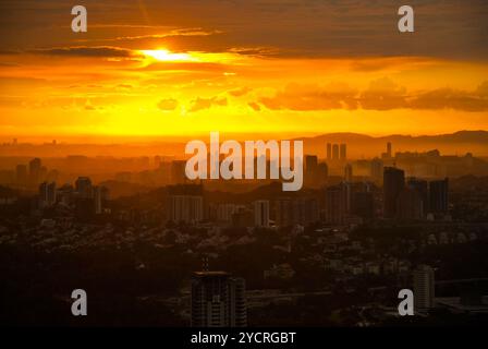 Idyllische Aussicht auf Kuala Lumpur Stadtbild bei Sonnenuntergang, Malaysia Stockfoto