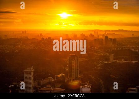 Idyllische Aussicht auf Kuala Lumpur Stadtbild bei Sonnenuntergang, Malaysia Stockfoto