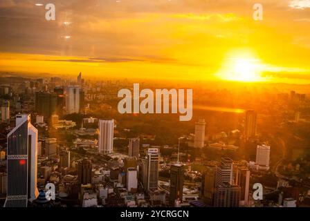 Idyllische Aussicht auf Kuala Lumpur Stadtbild bei Sonnenuntergang, Malaysia Stockfoto