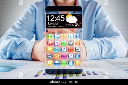 Smartphone mit transparenten Bildschirm in Menschenhand. Stockfoto