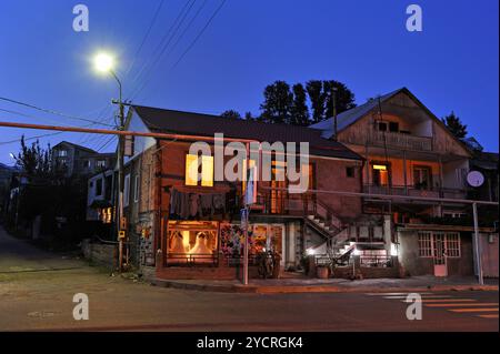 Kalinini Straße bei Nacht in Dilidjan, Region Tavush, Armenien, Eurasien Stockfoto