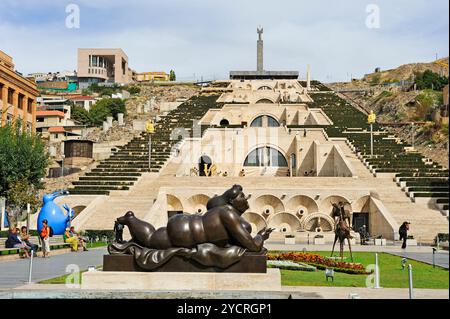 Die monumentale Treppe und Garten Kaskade vom Tamanyan Platz mit einer Skulptur von Fernando Botero im Vordergrund, Jerewan, Armenien, Eurasien Stockfoto