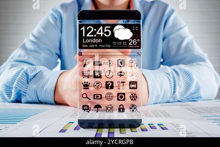 Smartphone mit transparenten Bildschirm in Menschenhand. Stockfoto