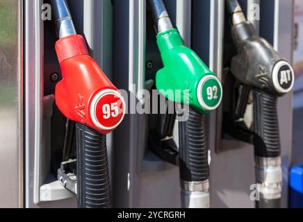 SAMARA, RUSSLAND - 14. MAI 2016: Füllen der Säule mit verschiedenen Brennstoffen an der Tankstelle Olvi. Olvi ist eine der russischen Tankstellen in Samara regio Stockfoto