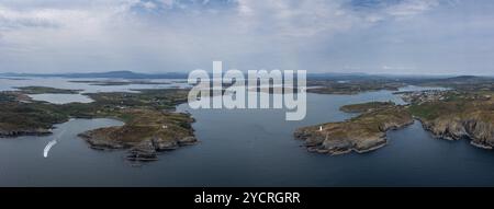 Ein Panoramablick auf den Eingang zum Baltimore Harbour in West Cork mit dem Sherkin Island Lighthouse und dem Baltimore Beacon Stockfoto