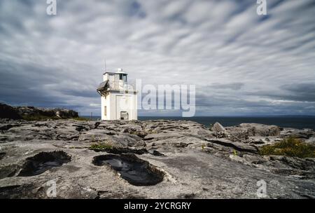 Ein Blick auf den Black Head Lighthouse an der Burren Coast in der Grafschaft Clare Stockfoto