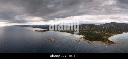 Panoramablick auf den Strand von Palombaggia und die hügelige Küste im Südosten Korsikas Stockfoto