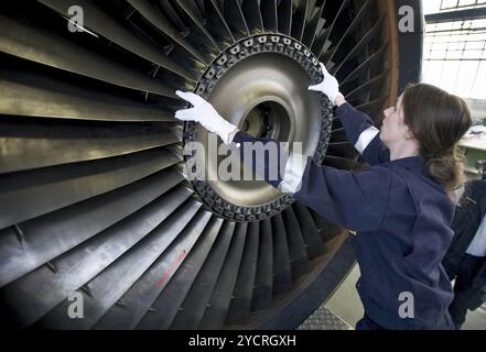 Auszubildende in der Ausbildungswerkstatt von Trainico, Ausbildung zum Flugzeugmechaniker an einem Triebwerk, Wildau, 02.05.2008., Wildau, Brandenburg, Deutschland, Euro Stockfoto