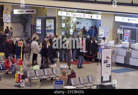 Passagiere am Flughafen Tempelhof, zwei Tage vor der Schließung des Flugbetriebs, Berlin, 28. Oktober 2008, Berlin, Berlin, Deutschland, Europa Stockfoto