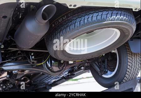 SAMARA, RUSSLAND - 29. MAI 2016: Blick von der Unterseite des Toyota Land Cruiser. Die Toyota Motor Corporation ist ein japanischer Automobilhersteller Stockfoto