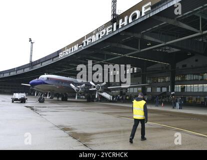 Flugzeug am Flughafen Tempelhof, 1 Tag vor der Schließung des Flugbetriebs, Berlin, 29. Oktober 2008, Berlin, Berlin, Deutschland, Europa Stockfoto