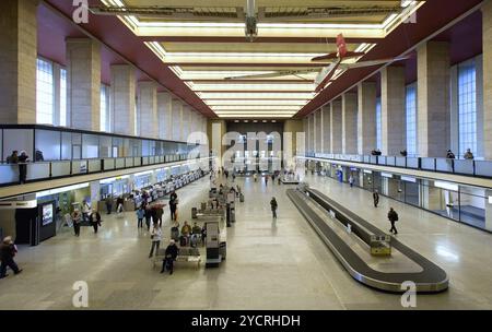 Passagiere am Flughafen Tempelhof, zwei Tage vor der Schließung des Flugbetriebs, Berlin, 28. Oktober 2008, Berlin, Berlin, Deutschland, Europa Stockfoto