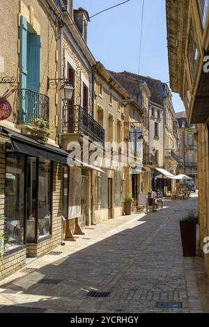 Belves, Frankreich, 11. Mai 2022: Die Rue des Penitents führt in das Stadtzentrum von Belves mit seinen historischen Brownstone-Gebäuden in Europa Stockfoto