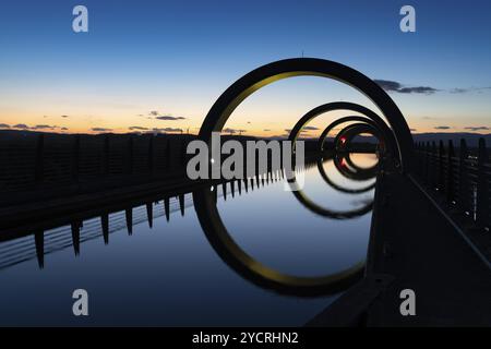 Ein Blick auf das Falkirk Wheel bei Sonnenuntergang mit Lichtern in verschiedenen hellen Farben Stockfoto