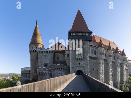 Hunedoara, Rumänien, 17. Oktober 2022: Blick auf das Wahrzeichen der Burg Corvin aus dem 15. Jahrhundert in Hunedoara in Siebenbürgen, Europa Stockfoto