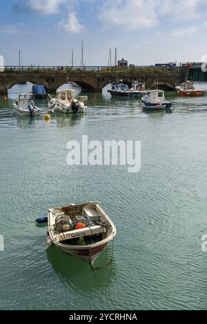 Folkestone, Vereinigtes Königreich, 11. September 2022: Vertikale Ansicht des Folkestone Harbour mit vielen Booten vor Anker, Europa Stockfoto