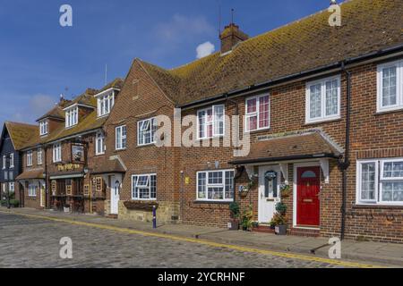 Folkestone, Vereinigtes Königreich, 11. September 2022: Rote Backsteinhäuser am Hafen von Folkestone, Europa Stockfoto