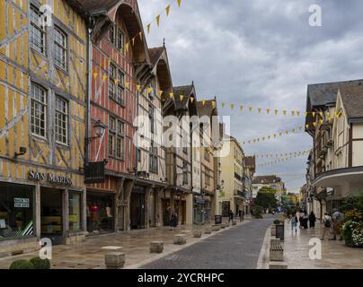 Troyes, Frankreich - 13. September 2022: Mittelalterliche Fachwerkhäuser im historischen Stadtzentrum von Troyes Stockfoto