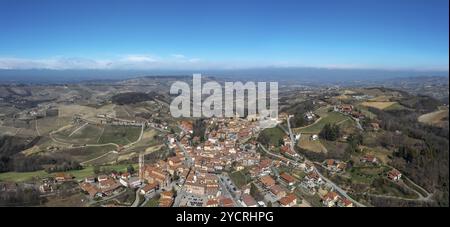 Montforte d'Alba, Italien: 10. März 2023: Panoramablick auf das malerische Dorf Montforte d'Alba in der Weinregion Barolo des italienischen Piemons Stockfoto