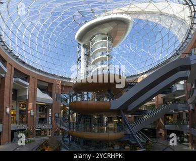 Belfast, Großbritannien, 21. August 2022: Die Glaskuppel und der Aufzugsturm im Einkaufszentrum Victoria Square in der Innenstadt von Belfast, Europa Stockfoto