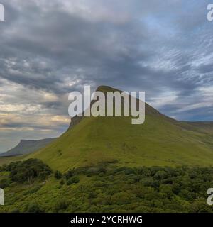 Blick auf den Sonnenuntergang und den bewölkten Himmel am Abend um den Bunbeg Tafelberg in der Grafschaft Sligo im Westen Irlands Stockfoto