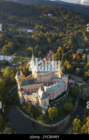 Bojnice, Slowakei, 26. September 2022: Vertikale Drohnenansicht der Burg Bojnice in der Slowakei im warmen Abendlicht, Europa Stockfoto