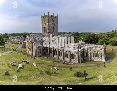 St. Davids, Großbritannien, 28. August 2022: Blick auf die St. Davids Kathedrale und den Friedhof in Pembrokeshire, Europa Stockfoto