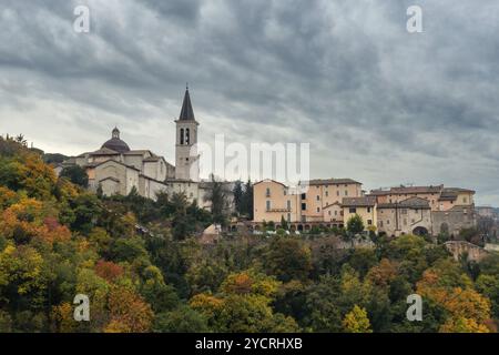 Blick auf das historische Stadtzentrum von Spoleto mit der Kathedrale Stockfoto