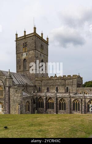 St Davids, Großbritannien, 28. August 2022: Vertikale Ansicht der St Davids Cathedral in Pembrokeshire, Europa Stockfoto