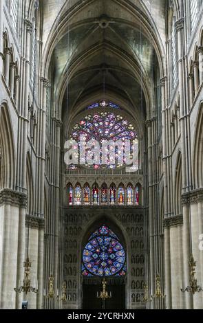 Reims, Frankreich - 13. September 2022: Blick auf die Rückseite der Westfassade der Kathedrale von Reims mit bunten Buntglasfenstern und Skulpturen Stockfoto