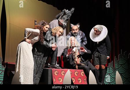 V.l. Helen Barke, Fabian Stromberger, Christiane Zander, Dieter Hallervorden, Georgios Tsivanoglou und Mario Ramos in der Drache, Maerchenkomoedie von Jewgeni Schwarz unter der Regie von Philip Tiedemann im Schlosspark Theater, Berlin-Steglitz-Zehlendorf, Deutschland, Europa, 23.10.2024. *** V l Helen Barke, Fabian Stromberger, Christiane Zander, Dieter Hallervorden, Georgios Tsivanoglou und Mario Ramos in der Drache, Märchenkomödie von Jewgeni Schwarz unter der Regie von Philip Tiedemann im Schlosspark Theater, Berlin Steglitz Zehlendorf, Deutschland, Europa, 23 10 2024 Stockfoto