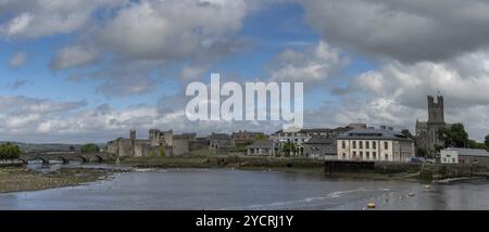 Limerick, Irland, 2. August 2022: Panoramablick auf Limerick mit dem Shannon River und der Thomond Bridge, Europa Stockfoto