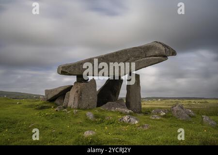 Eine Langzeitaufnahme des Kilclooney Dolmen in der Grafschaft Donegal in Irland Stockfoto