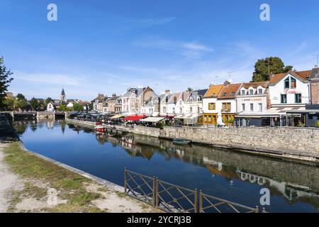 Amiens, Frankreich, 12. September 2022: Die Kanäle der Somme und das historische Stadtzentrum von Amiens unter blauem Himmel, Europa Stockfoto