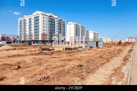 SAMARA, RUSSLAND - 29. MAI 2016: Neue, hohe Wohnhäuser im Wohnviertel South City im sonnigen Sommertag im Bau Stockfoto