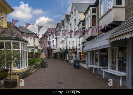 Lynton and Lynmouth, großbritannien, 2. September 2022: Dorfzentrum mit bunten Gebäuden und Geschäften im malerischen Dorf Lynmouth in Nor Stockfoto