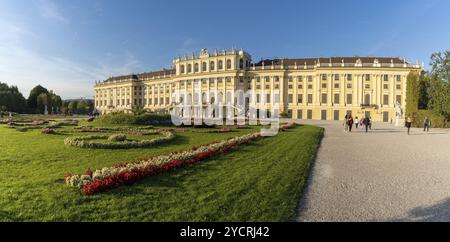 Wien, Österreich, 22. September 2022: Blick auf die Rückseite des Schlosses Schönbrunn mit bunten Blumen im Garten im warmen Abendlicht, Europa Stockfoto