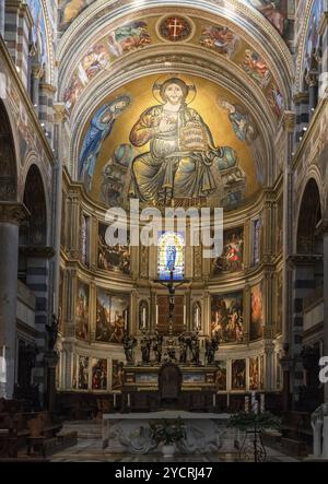 Pisa, Italien, 30. November 2022: Mittelschiff und Mittelaltar mit Fresko in der mittelalterlichen Kathedrale von Pisa, Europa Stockfoto