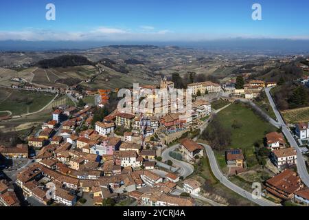 Montforte d'Alba, Italien: 10. März 2023: Blick auf das malerische Dorf Montforte d'Alba in der Weinregion Barolo des italienischen Piemont Stockfoto